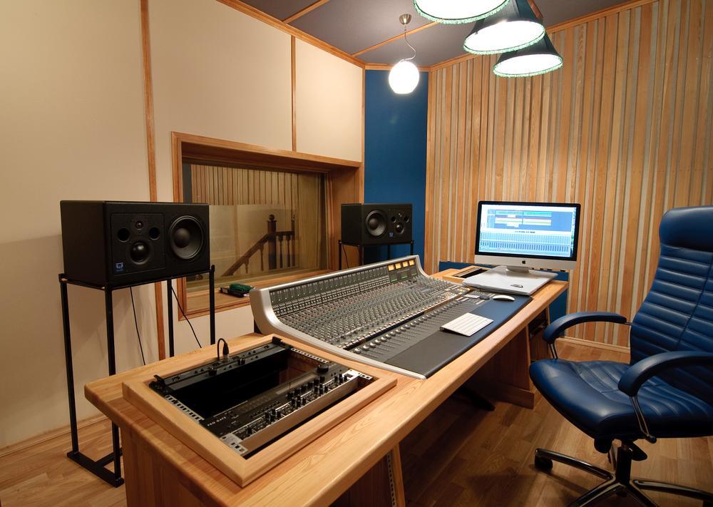 Как можно назвать звукозапись с двумя каналами. Студия звукозаписи AWS 900. Студия звукозаписи Yamaha h7. СПБГУП студия звукозаписи. Oberon студия звукозаписи.